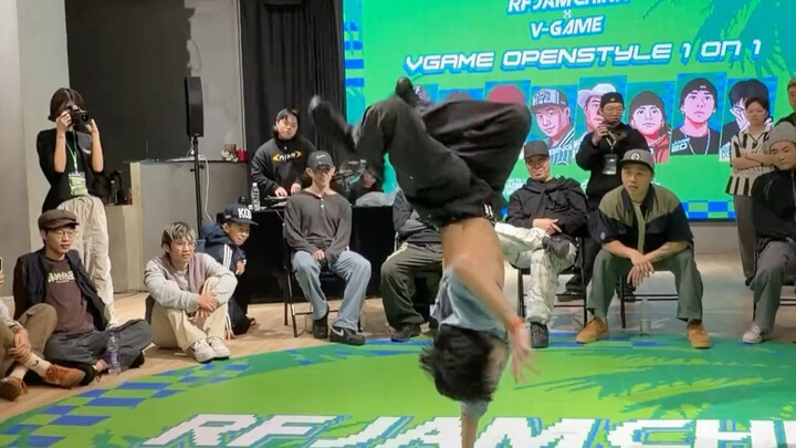 หนุ่มแดนซ์สตรีทเจอเพลงภาษาอังกฤษ ไม่คาดคิดว่าจะทำเอาคนดูฮือฮาทั้งฮอลล์!