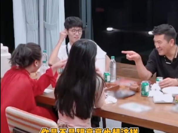 Ma Lin benar-benar mengerti betul sosok Yang Zi. Dalam percakapan ini, entah apa yang mereka tertawa