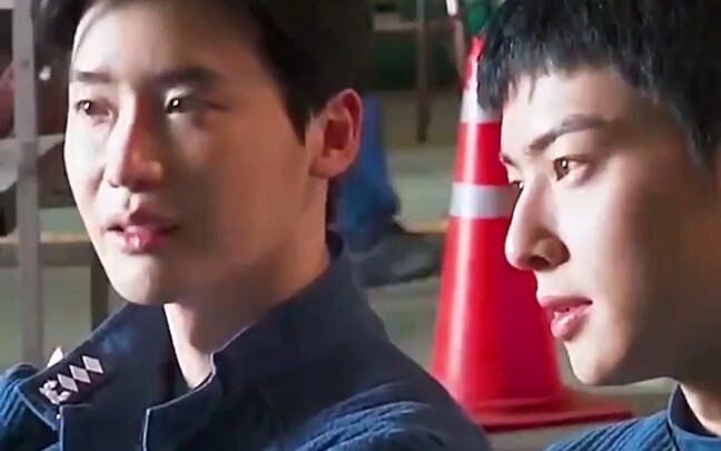Melihat kacamata ini pasti akan kewalahan, ya #Lee Jong-suk #Cha Eun-woo