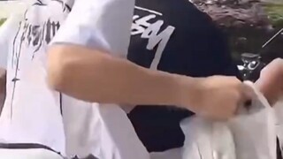 快追上去啊！还有一个他还没拿