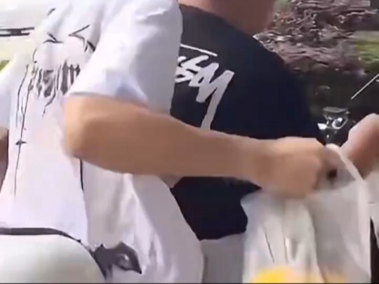 快追上去啊！还有一个他还没拿