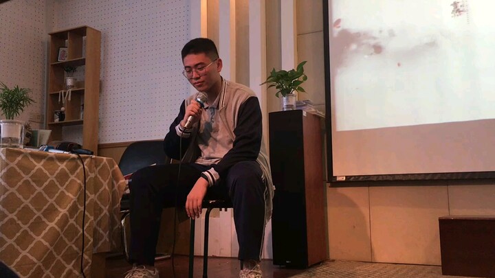 عندما تغني أغنية «جوكر» لتشانغ يي شينغ منفردًا في حفلة الفصل الموسيقية