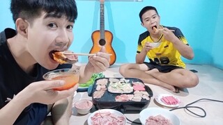 กินหมูกระทะตามคำขอ   หมูสามชั้นมันๆ ชิ้นใหญ่ๆย่างร้อนๆ...
