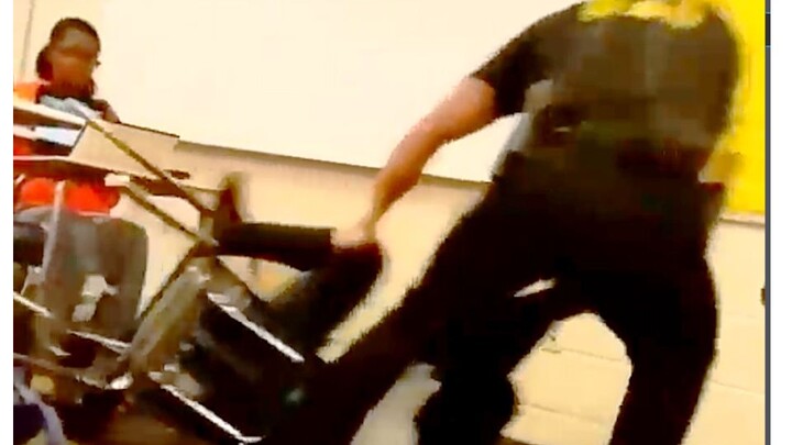 كيف يتعامل شرطة أمريكا الحرّة مع الطلاب غير المطيعين؟