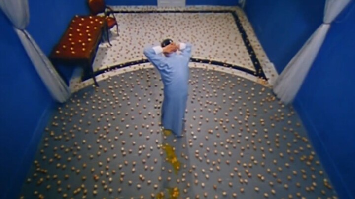 ชายคนหนึ่งติดอยู่ในห้องที่เต็มไปด้วยไข่ หากเหยียบไข่ใบหนึ่ง อายุขัยของเขาจะลดลง 3 ปี แต่ไข่ทั้งหมดก็