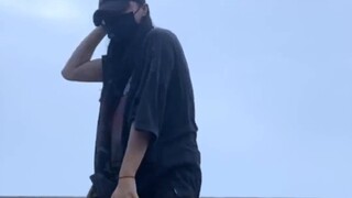 Tarian hip-hop "Dangerous Party" yang tidak akan pernah bosan untuk didengarkan atau ditarikan. Haha