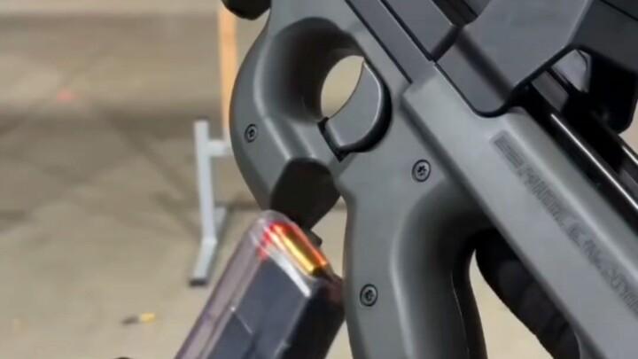 DouBao’s take on the P90 submachine gun reloading: belike: