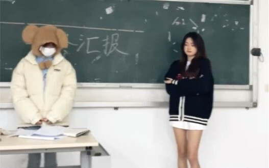 التقرير السنوي لفتاة الفصل والدب المهرج