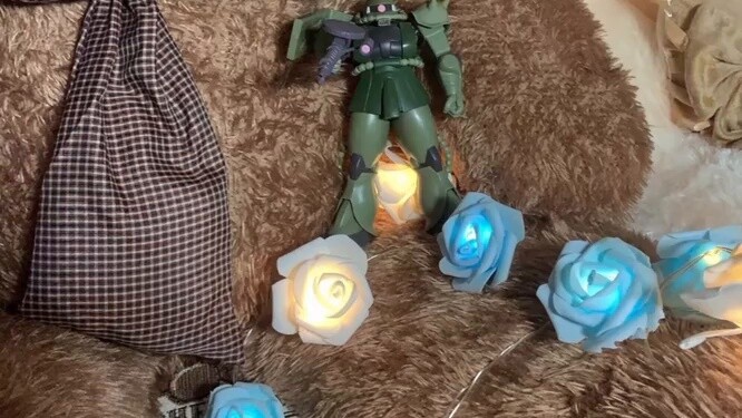 Help Zaku and Turtle to reconcile during the Cold War