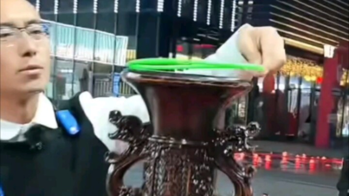 Ai nói bình hoa lớn khó cắm?