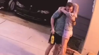 又是羡慕别人甜甜爱情的一天：丈夫每天晚上下班回家，妻子都在门口等着他，给他一个大大的拥抱