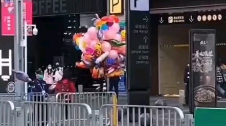 ผู้บริหารและเจ้าของลานจัตุรัสหลบอยู่ข้างหลัง ปล่อยให้เจ้าหน้าที่รักษาความปลอดภัยทำเรื่องแบบนี้…