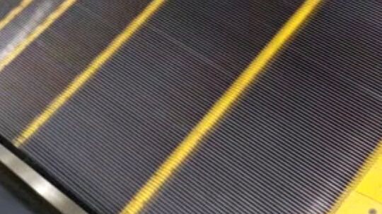 Parasan nga ba ang brush sa escalator sa mall oh sa labas