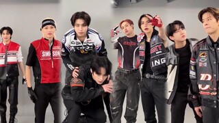 تحدي رقصة LALALALA لفرقة Stray Kids لملابس الدراجات النارية
