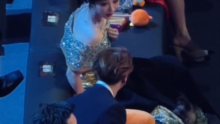 Đêm Weibo ‖ Toàn bộ quá trình Dương Tử và Vương Gia Nhĩ chào hỏi nhau