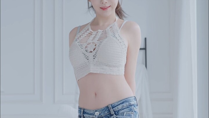 Gaya berpakaian rompi rajut dan hot pants ala Kakak Tsuki