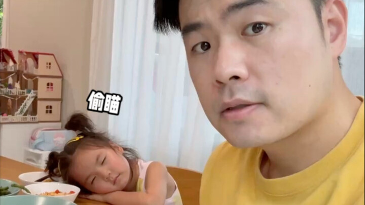 Con gái lười ăn cứ hễ đến bữa là giả vờ ngủ, tôi phải làm sao đây?