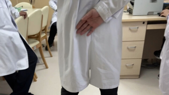 الثامنة صباحًا في مكتب المستشفى