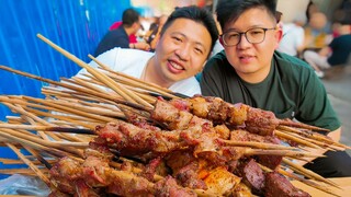 Ada kedai kebab berbentuk lalat di Jalan Lingkar Ketiga Beijing. Tusuk sate domba berukuran besar be