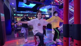 【ซีเน่ ยูซิน ฮานาดะ เคบุ อูอูเหิง ไอกิว ไดโช】รีเมคเพลง "เราลุยไปด้วยกัน" บนเครื่องเต้น