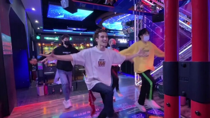 【Xi Nei You Xin, Hanyuda Kibu, Wu Yuheng, Iikubo Daixiang】Mereka Membawakan Kembali "Kita Bersama Me