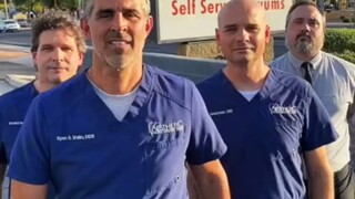 Para paman di klinik gigi, bersama-sama merekam pemotretan seksi saat mencuci mobil