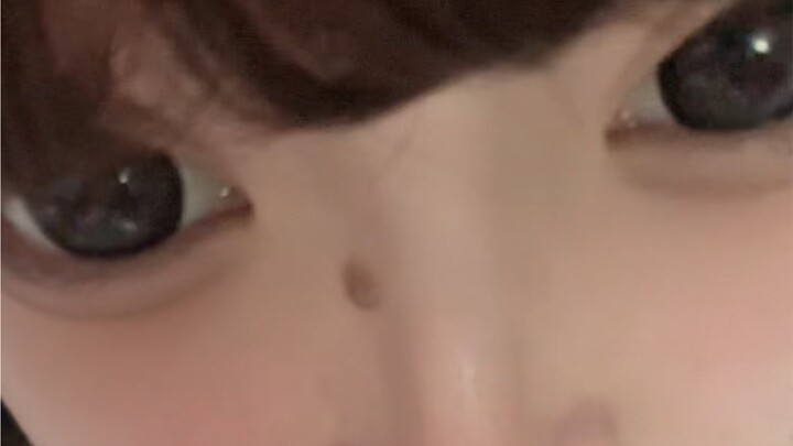 Ếch con nhà ai trốn ra ngoài vậy?