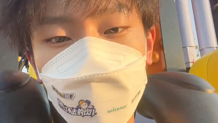 Is there anyone even calmer than me on a skydiving simulator?