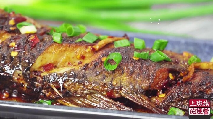 I stole my neighbor aunt’s recipe for “Dry-Fried Crucian Carp” — just a quick stir-fry, and the arom