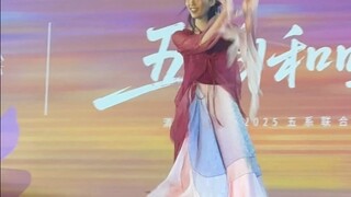 Tsinghua Freshman Welcome Gala | Clouds Seem to Wear Clothes, Flowers Seem to Have Her Beauty