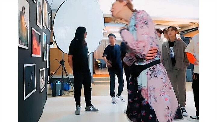 เมื่อแม็กกี้ จางเห็นรูปถ่ายของพี่ชาย เธอจ้องมองมันเป็นเวลานานและถามว่า "เพื่อนรัก คุณเป็นยังไงบ้าง?"