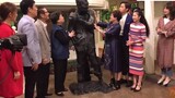 Con dâu nước ngoài Lang (phước lành từ thiên đàng) tỏ lòng thành kính với Erlao Azong