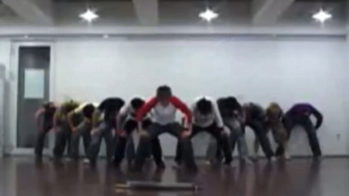 Ruang Latihan SJ-U, abaikan kualitas mosaik. Karyawan baru: Apakah ini gempa? [Tanda tanya] Karyawan