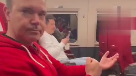 Pendiri “Angry Birds” Peter sedang dalam perjalanan ke Zibo untuk makan barbeku—gerakan tangannya su