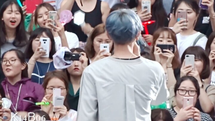 “Jiu Min! Di awal debut tanpa strategi pemasaran apa pun, hanya dengan satu detik tampil di layar la