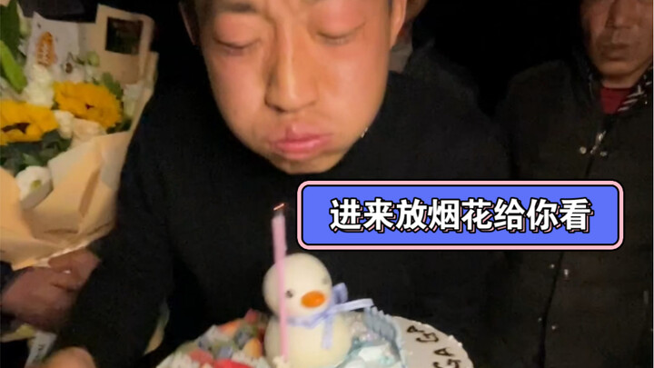 Làng tổ chức một bữa tiệc sinh nhật golf đơn giản, mộc mạc