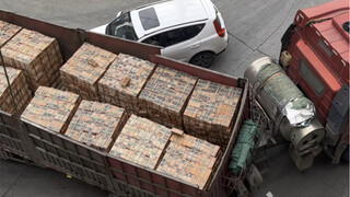 Mobil kecil bertemu truk semi trailer, mana yang lebih penting nyawa atau hak jalan? #truksemi #perj