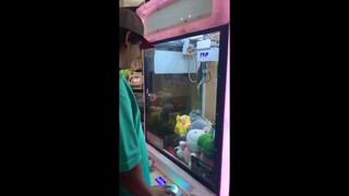Mahkluk Paling Barbar di Muka Bumi Keluar dari Vending Machine Ini Trotter Jadi Vending Machine