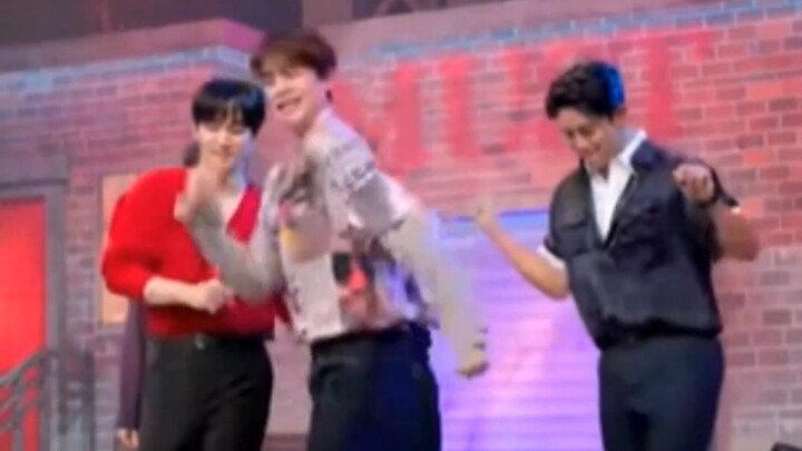 [2PM] The old idols are back in full force after five years. We are creating a new relay dance. As l