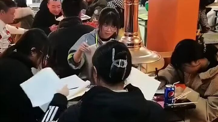 สาวๆ หลายคนมานั่งทำการบ้านที่ร้านปิ้งย่าง ขณะที่เจ้าของร้านสั่งแค่มะเขือยาวจานเดียว การมาทานปิ้งย่าง