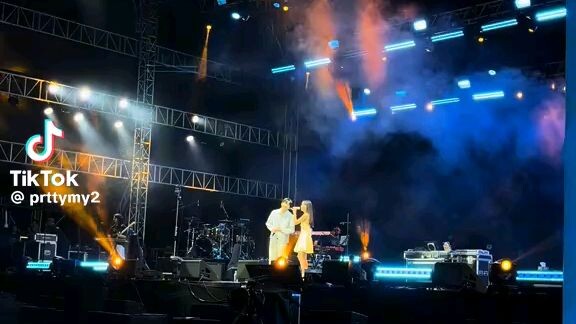 Ashtine olviga at rabin Angeles sing a stage