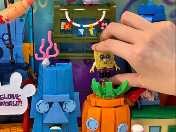 Kabarnya ini set terakhir, ya? Kayaknya sih dekorasi Bikini Bottom.