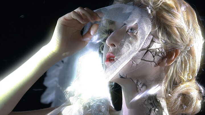 “Pernah dengar suara patung dewa yang pecah?”… Aku pernah mendengarnya… di malam-malam tak terhitung