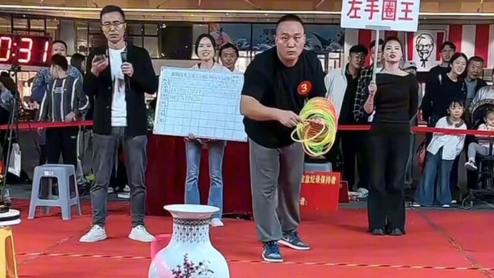 Chỉ cần thế này là có thể đeo bình hoa dễ dàng vậy sao?