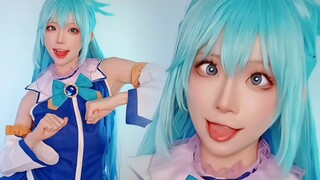 Aqua sedang memperhatikan dengan seksama