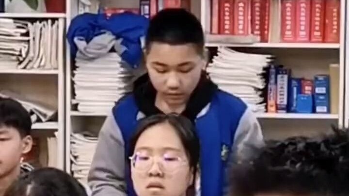 هل تتحكم المدرسة حتى في شرب الحساء؟