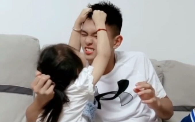นี่คงเป็นกิจวัตรประจำวันของพี่น้องแท้ๆ ส่วนใหญ่ล่ะมั้ง แค่ไม่ลงรอยกันหน่อยเดียวก็ทะเลาะกันแล้ว