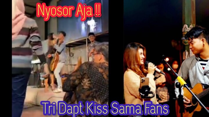 MAIN NYOSOR AJA !!! TRI SUAKA DI SAMPERIN PENONTON MAU KASI CIUMAN !!