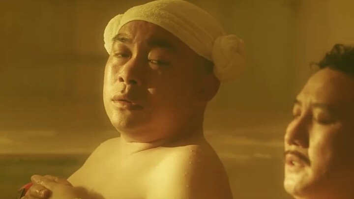 Chàng trai đến nhà tắm thử thách bộ đồ đế vương