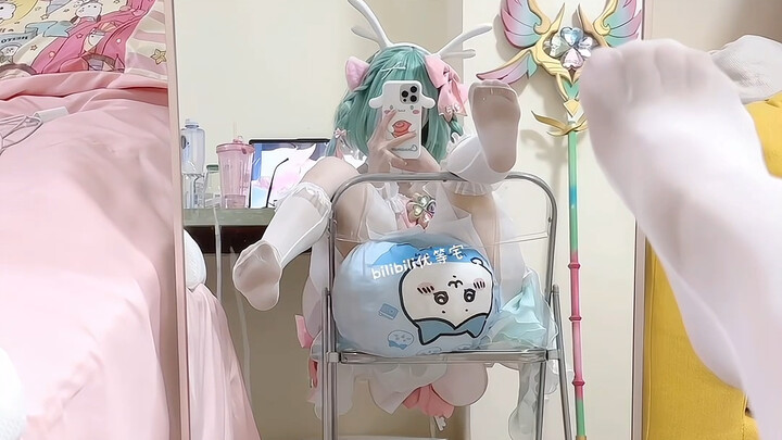 Who wants to game with me? I can peek at your legs, sip your milk tea, and munch on your takeout. ˉ﹃